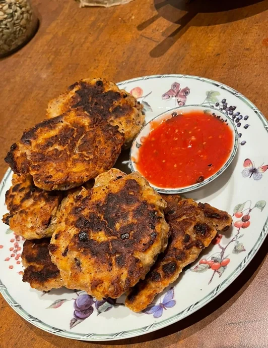 El Salvador – Pupusas met salsa en salade