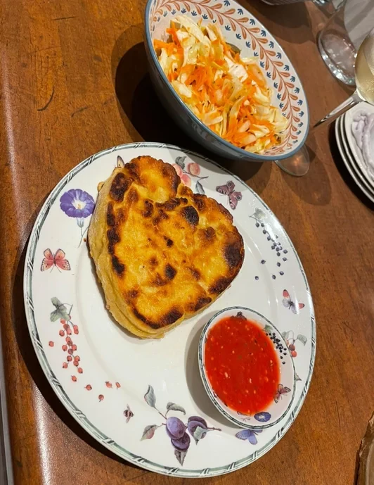 Pupusas met curtido en salsa