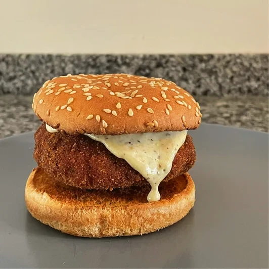 Close-up van een zelfgemaakte McKroket met mosterdmayonaise
